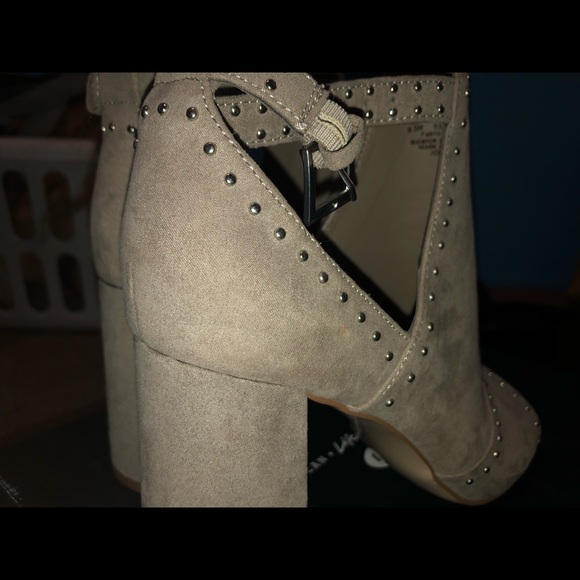 Carlos Santana open toe shoes - Picture 3 of 3